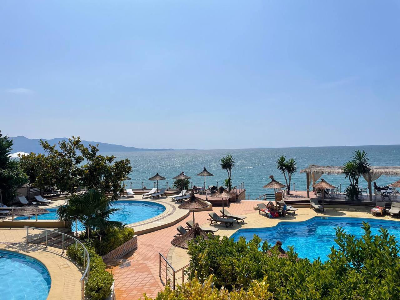 B&G Holiday Sarande Bagian luar foto
